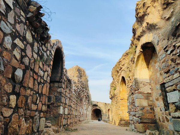 Quelles sont les meilleures méthodes pour traiter les remontées capillaires dans des murs anciens?