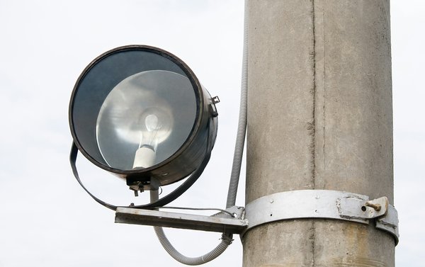 Solutions d'éclairage extérieur par lumenevo : poteaux, mats, projecteurs