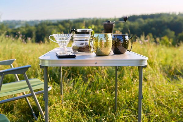 Table plastique pliante : l'allié de votre jardin et vos événements